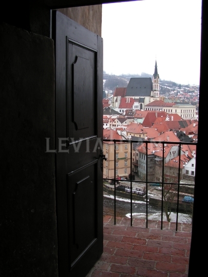 Český Krumlov - pohled z chodby zámku na kostel
